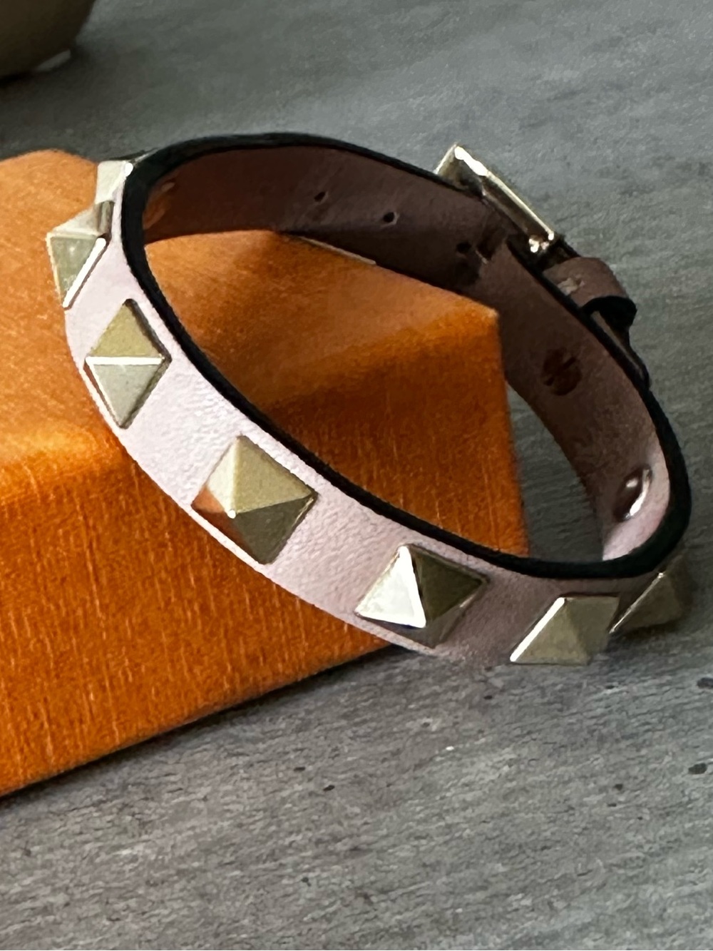 Valentino Garavani rockstud bracelet in Poudre in gold tone studded - Picture 8 of 11